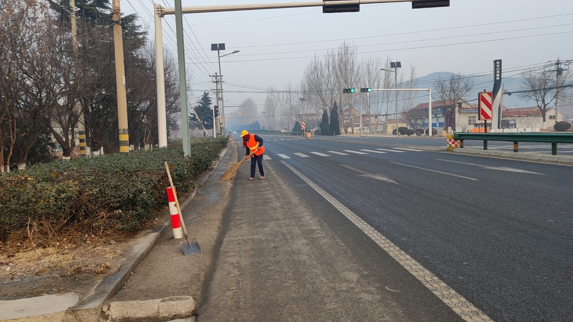 口镇街道：道路保洁精细化雷竞技RAYBET 城市颜值再提升(图1)