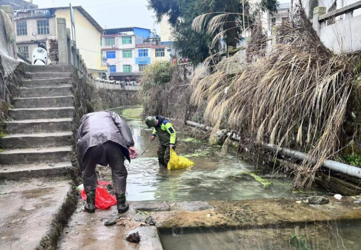 家政冬季河道保洁不“松劲”无惧风raybet雷竞技app雪护清流(图2)