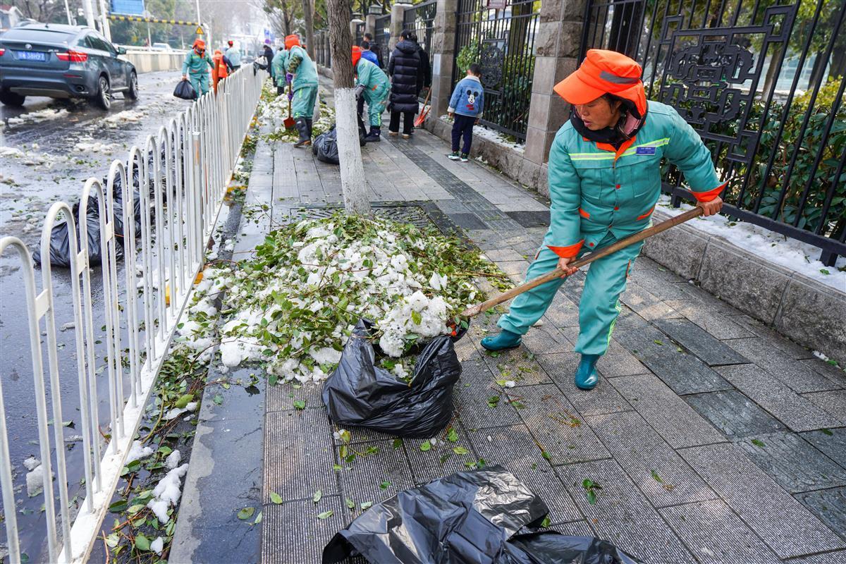 家政克服疲劳再奋战8raybet雷竞技入口小时20名保洁员擦亮省博周边窗口路面(图2)