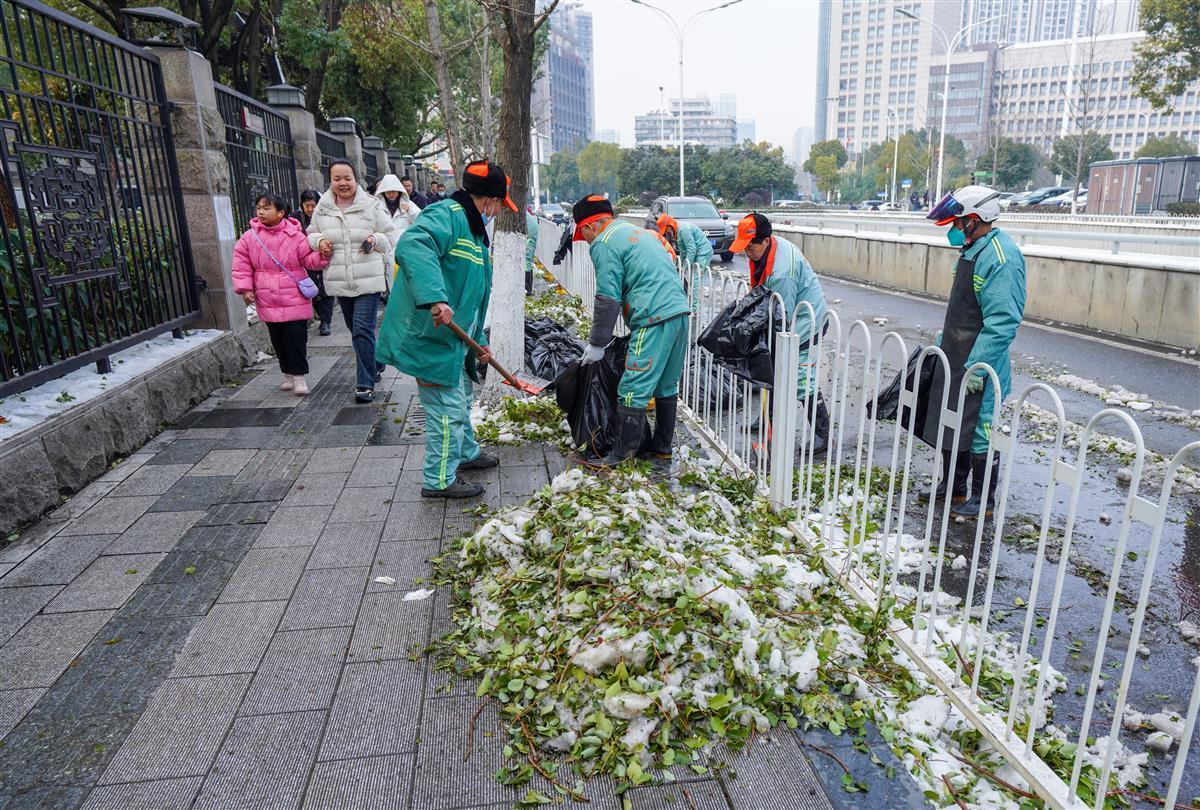 家政克服疲劳再奋战8raybet雷竞技入口小时20名保洁员擦亮省博周边窗口路面(图4)