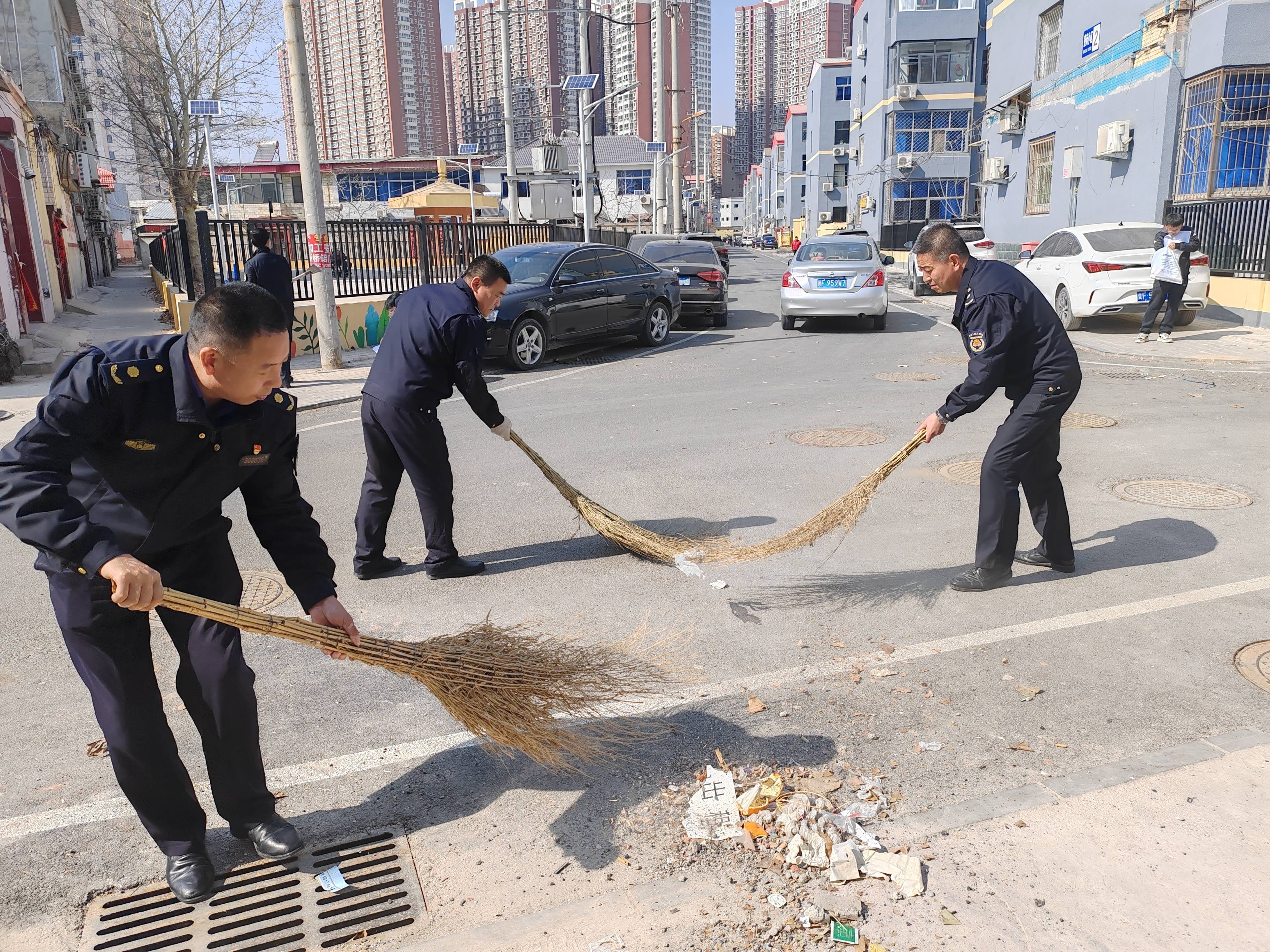 家政易县执法局：进社区义务保洁 raybet雷竞技入口倡导卫生清洁与垃圾分类(图1)