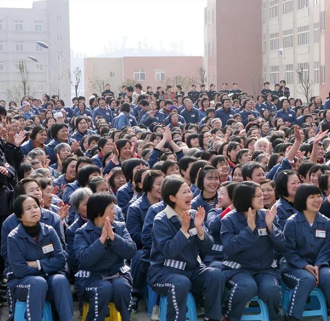 保洁大妈捡到破纸箱被当场逮捕判无期徒刑打开一看后傻眼(图14)